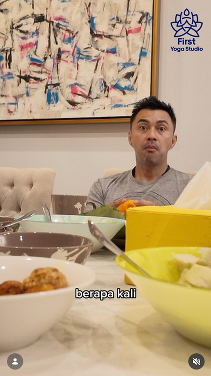 Potret Anjasmara saat Ngemil Durian hingga Makan Steak Bareng Keluarga