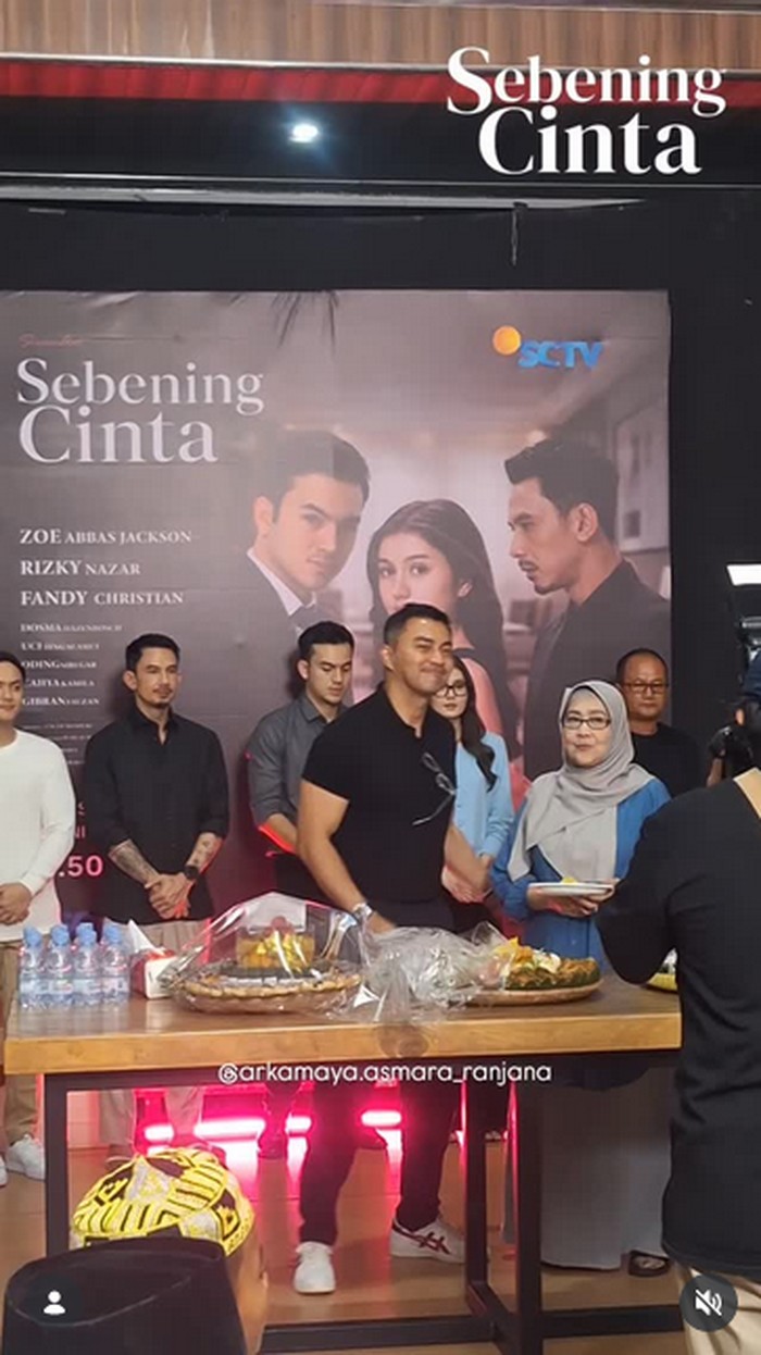 Potret Anjasmara saat Ngemil Durian hingga Makan Steak Bareng Keluarga