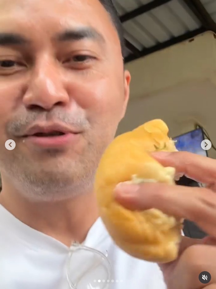 Potret Anjasmara saat Ngemil Durian hingga Makan Steak Bareng Keluarga