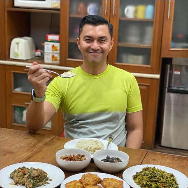 Potret Anjasmara saat Ngemil Durian hingga Makan Steak Bareng Keluarga
