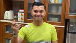 Potret Anjasmara saat Ngemil Durian hingga Makan Steak Bareng Keluarga