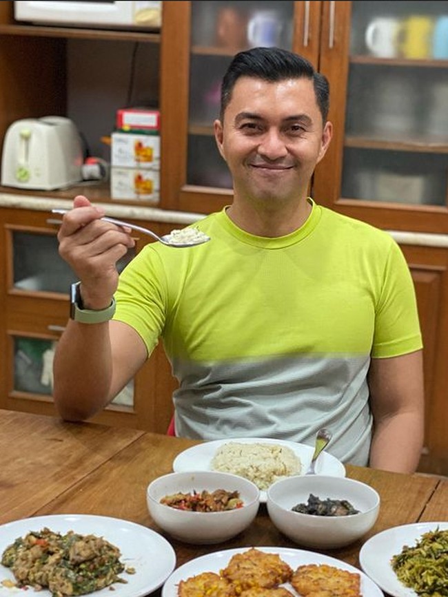 Potret Anjasmara saat Ngemil Durian hingga Makan Steak Bareng Keluarga