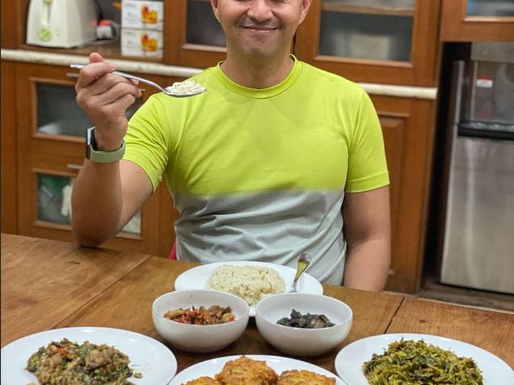 Potret Anjasmara saat Ngemil Durian hingga Makan Steak Bareng Keluarga