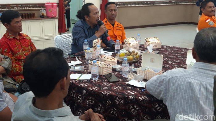 Bakat Setiawan dan warga Selo, dalam Rakor penanganan pendakian illegal di Gunung Merapi, di Kantor Bupati Boyolali, Kamis (16/7/2026).