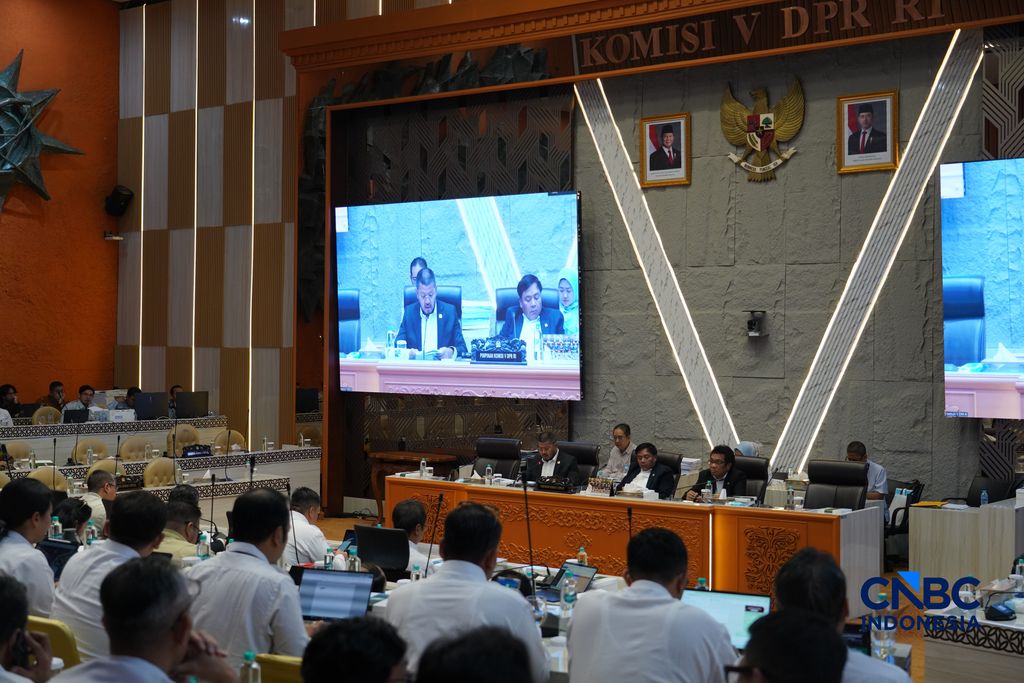 Rapat dengar pendapat (RDP) Komisi V DPR RI dengan Ditjen Udara Kemenhub, Kamis (16/7/2026). Rapat dengar pendapat (RDP) Komisi V DPR RI dengan Ditjen Udara Kemenhub, Kamis (16/7/2026). (CNBC Indonesia/Ferry Sandi)