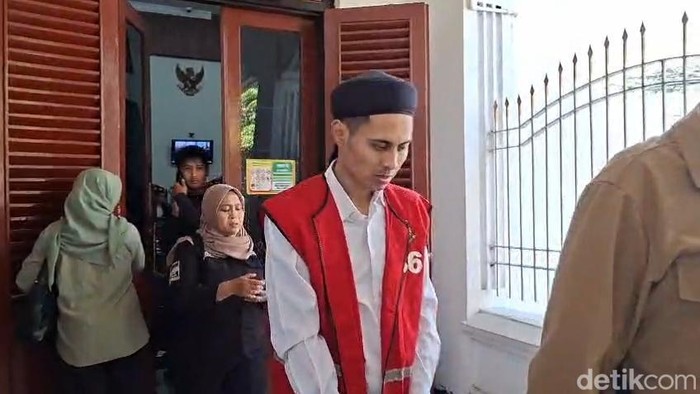 Rivaldy Adi Brata sesudah menjalani sidang tuntutan di ruang Garuda PN Surabaya