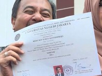 Video Momen Roy Suryo Pamer Ijazah Usai Sidang dr Tifa: Asli Ya!
