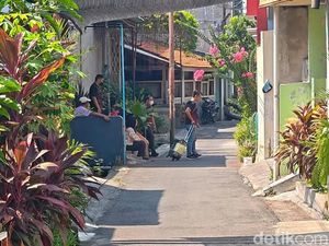 KPK Geledah Rumah Tempat Bupati Etik Suryani Simpan Emas 2,5 Kg