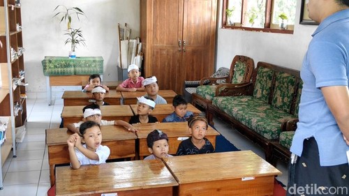 Raut wajah bahagia tiga murid baru SDN 5 Belok/Sidan (barisan depan) saat berbaur dengan kakak kelas mereka dalam kegiatan MPLS, Kamis (16/7/2026).