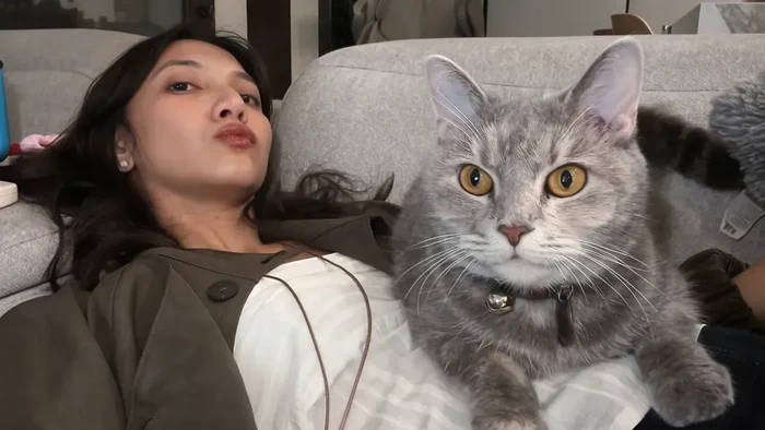 Sheila Dara bersama kucing kesayangan