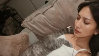 Ini sih kebersamaan yang bikin gemas banget ya, dipantatin sama kucing kesayangan. Foto: dok instagram Sheila Dara