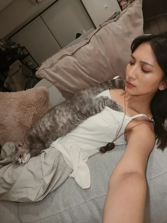 Sheila Dara bersama kucing kesayangan