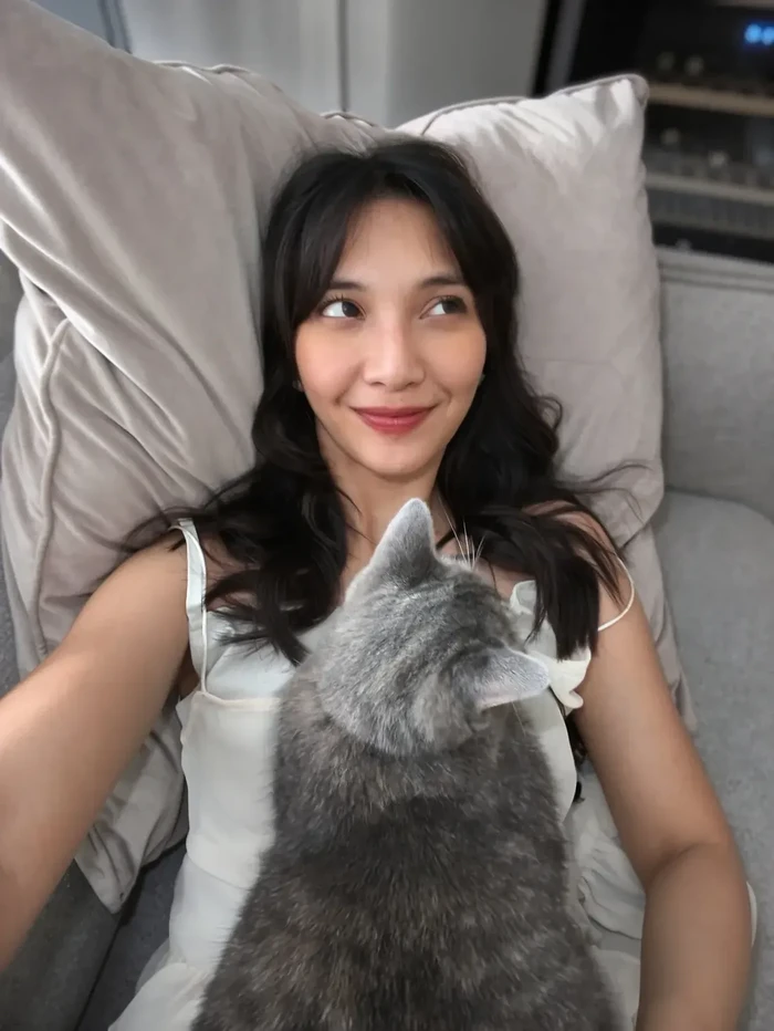 Sheila Dara bersama kucing kesayangan
