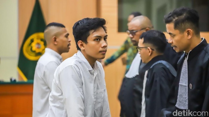 Terdakwa kasus pembunuhan Kepala Cabang BRI, Eka Wahyu dan Eras Wawo, menjalani sidang dengan agenda pembacaan putusan di Pengadilan Negeri Jakarta Timur, Kamis (16/7/2026). Keduanya hadir di ruang sidang dengan pengawalan ketat dari petugas.