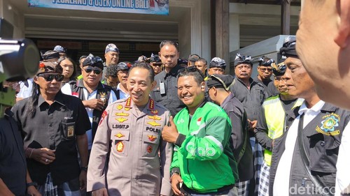 Silaturahmi Kapolri dengan pecalang dan ojek online di Kuta, Kabupaten Badung, Kamis (16/7/2026).