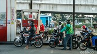 Larangan tersebut ditujukan untuk mengantisipasi praktik pembelian BBM secara berulang yang diduga dilakukan untuk dijual kembali secara eceran. Pengelola SPBU juga berupaya menjaga distribusi BBM tetap tepat sasaran.