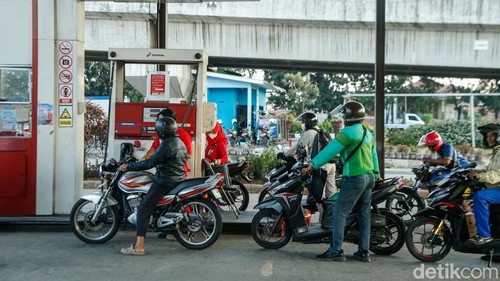 Pengendara motor mengisi BBM di salah satu SPBU di Bekasi, Kamis (16/7/2026). Sejumlah SPBU mulai memasang pemberitahuan yang melarang pengisian BBM menggunakan sepeda motor Suzuki Thunder, motor bertangki modifikasi, hingga jeriken. Kebijakan itu diterapkan sebagai langkah mencegah dugaan penyalahgunaan BBM.