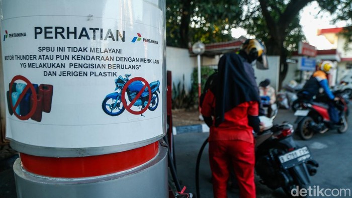 Pengendara motor mengisi BBM di salah satu SPBU di Bekasi, Kamis (16/7/2026). Sejumlah SPBU mulai memasang pemberitahuan yang melarang pengisian BBM menggunakan sepeda motor Suzuki Thunder, motor bertangki modifikasi, hingga jeriken. Kebijakan itu diterapkan sebagai langkah mencegah dugaan penyalahgunaan BBM.