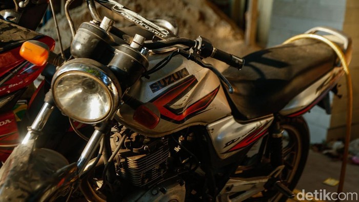Pengendara motor mengisi BBM di salah satu SPBU di Bekasi, Kamis (16/7/2026). Sejumlah SPBU mulai memasang pemberitahuan yang melarang pengisian BBM menggunakan sepeda motor Suzuki Thunder, motor bertangki modifikasi, hingga jeriken. Kebijakan itu diterapkan sebagai langkah mencegah dugaan penyalahgunaan BBM.