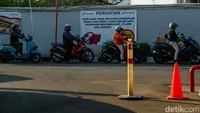 Di sisi lain, beberapa SPBU memasang pengumuman yang melarang pengisian berulang maupun penggunaan jeriken. Kebijakan tersebut merupakan inisiatif masing-masing pengelola SPBU.