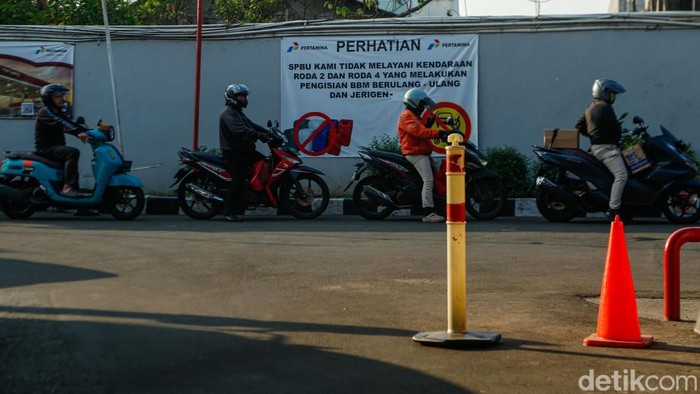 Pengendara motor mengisi BBM di salah satu SPBU di Bekasi, Kamis (16/7/2026). Sejumlah SPBU mulai memasang pemberitahuan yang melarang pengisian BBM menggunakan sepeda motor Suzuki Thunder, motor bertangki modifikasi, hingga jeriken. Kebijakan itu di