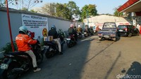 Praktik pengisian dalam jumlah besar dinilai berpotensi mengganggu antrean di SPBU. Pengendara lain kerap mengeluhkan lamanya waktu pelayanan akibat pengisian berulang.