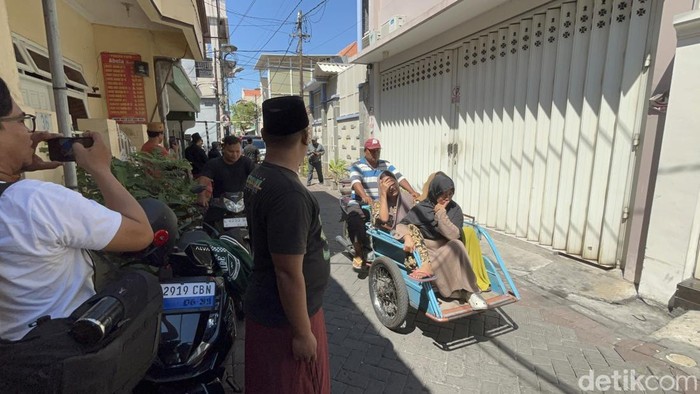 Suasana di rumah duka korban kecelakaan Honda CR-V di Jalan Sukodono, Semampir, Surabaya.