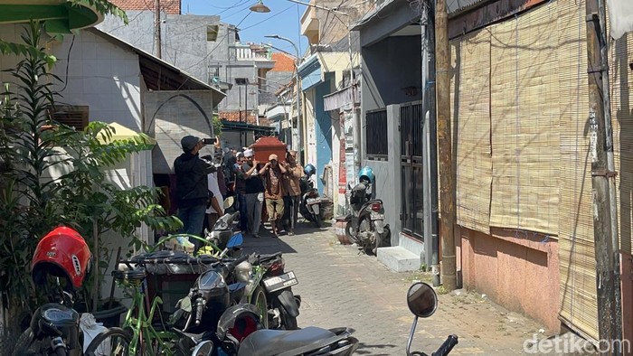 Suasana di rumah duka korban kecelakaan Honda CR-V di Jalan Sukodono, Semampir, Surabaya.