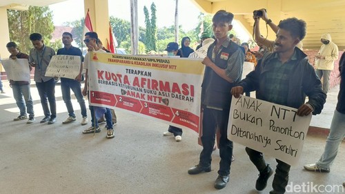 Suasana saat aksi demontrasi di Depan Gedung DPRD NTT, Kamis (16/7/2026).