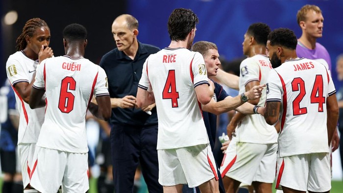 Soccer Football - FIFA World Cup 2026 - Semi Final - England v Argentina - Atlanta Stadium, Atlanta, Georgia, U.S. - July 15, 2026 Englands Declan Rice, Reece James, Marc Guehi, Djed Spence, manager Thomas Tuchel and coach Anthony Barry during a hyd