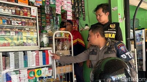 Tim gabungan Bea Cukai Denpasar dan Satpol PP Klungkung  razia rokok ilegal di sejumlah warung Klungkung, Bali, Rabu (15/7/2026).
