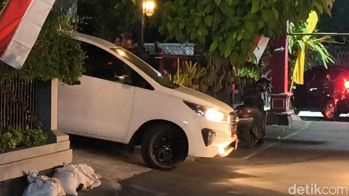 Tim KPK usai menggeledah rumah Kepala BPKPAD Sukoharjo, Richard Tri Handoko, Kamis (16/7/2026) malam.