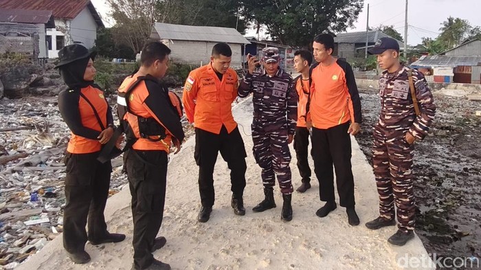 Tim SAR melakukan pencarian KLM Nurul Salsa yang mengalami mati mesin di perairan Pulau Polassi.