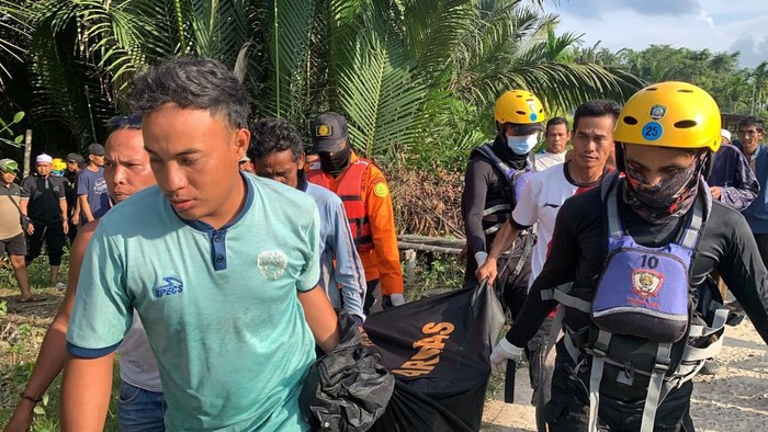 Tim SAR saat mengevakuasi nelayan tenggelam di Tanjab Barat, Jambi