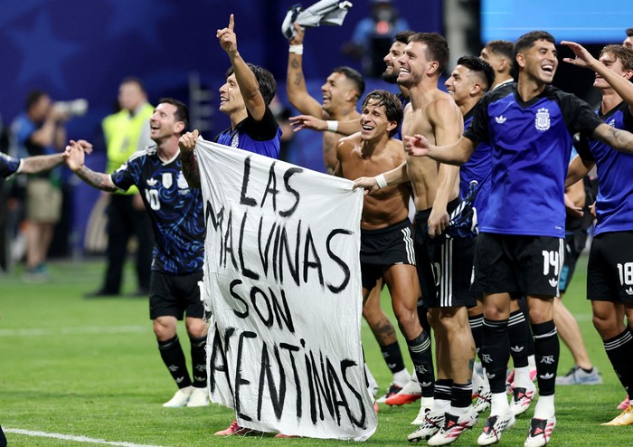 Soccer Football - FIFA World Cup 2026 - Semi Final - England v Argentina - Atlanta Stadium, Atlanta, Georgia, U.S. - July 15, 2026 Argentinas Lisandro Martinez and Giovani Lo Celso celebrate with a Falkland Islands related banner after the match as Argentina qualify for the final of the World Cup REUTERS/Amanda Perobelli     TPX IMAGES OF THE DAY