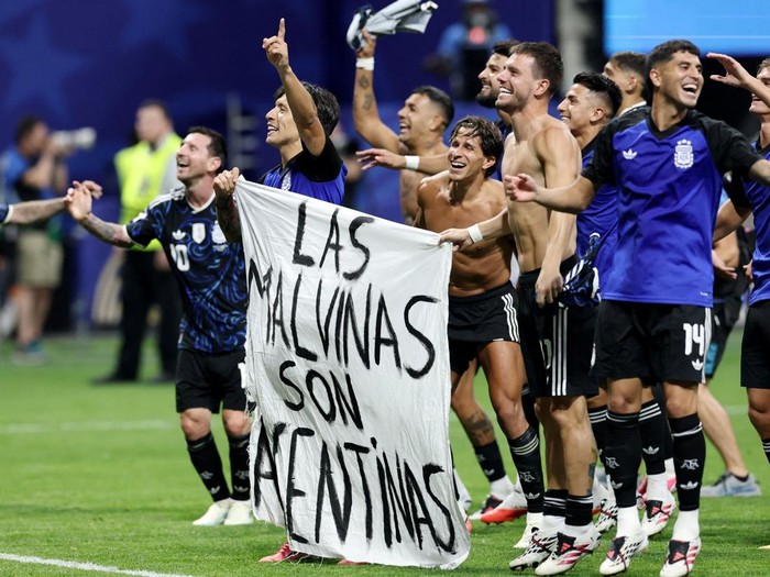 Soccer Football - FIFA World Cup 2026 - Semi Final - England v Argentina - Atlanta Stadium, Atlanta, Georgia, U.S. - July 15, 2026 Argentinas Lisandro Martinez and Giovani Lo Celso celebrate with a Falkland Islands related banner after the match as 