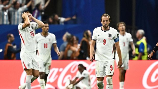 Timnas Inggris Soccer Football - FIFA World Cup 2026 - Semi Final - England v Argentina - Atlanta Stadium, Atlanta, Georgia, U.S. - July 15, 2026 England's Harry Kane, Dan Burn and Jude Bellingham look dejected after Argentina's Lautaro Martinez scores their second goal REUTERS/Dylan Martinez TPX IMAGES OF THE DAY
