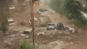 Video: Topan Bavi Hantam China, Banjir Hebat Hanyutkan Kendaraan!