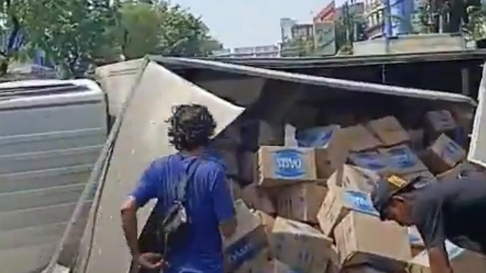 Truk muatan air mineral terguling di Rawamangun, Jaktim (dok. Screenshot TMC Polda Metro Jaya)