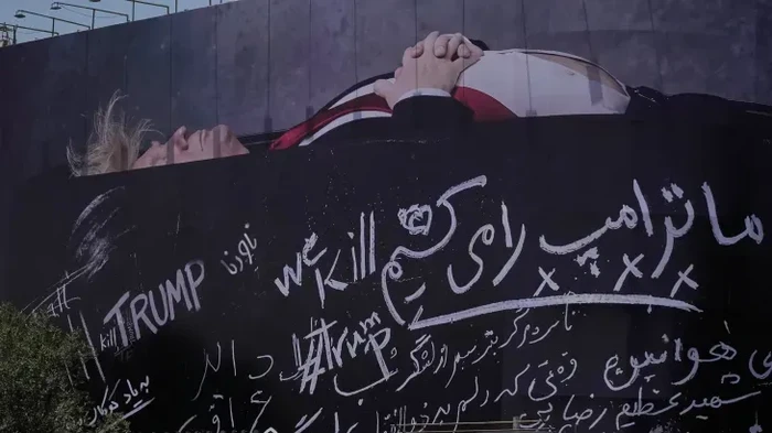 Papan reklame bergambar Trump dalam peti mati (Foto: tangkapan layar via Al Jazeera)