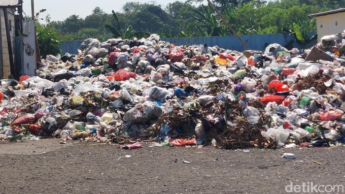 Tumpukan sampah di kawasan Pasar Batik Trusmi Kecamatan Weru.
