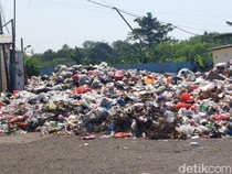 Alat Berat TPA Rusak, Sampah Liar di Cirebon Menggunung