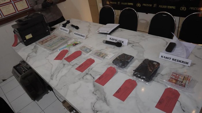 Barang bukti uang palsu bikinan JPU saat diamankan di Mapolsek Tempel