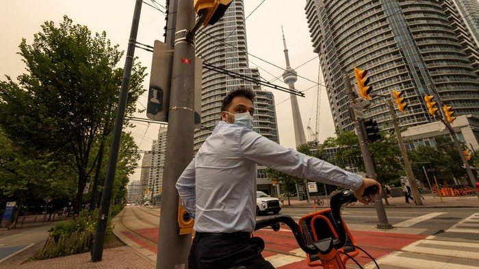 Kualitas udara di Toronto, Kanada, mengalami penurunan drastis setelah asap dari kebakaran hutan di wilayah barat laut Ontario menyelimuti langit kota pada Rabu (15/7/2026). Kondisi tersebut diperparah oleh gelombang panas yang tengah melanda, sehingga meningkatkan risiko gangguan kesehatan, terutama pada sistem pernapasan. REUTERS/Carlos Osorio
