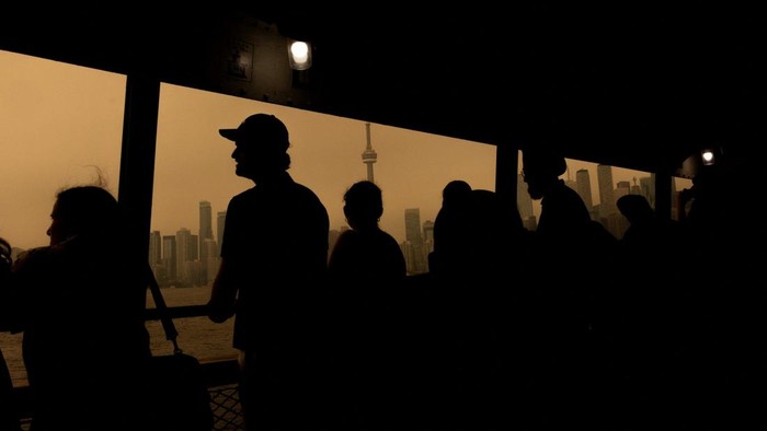 Kualitas udara di Toronto, Kanada, mengalami penurunan drastis setelah asap dari kebakaran hutan di wilayah barat laut Ontario menyelimuti langit kota pada Rabu (15/7/2026). Kondisi tersebut diperparah oleh gelombang panas yang tengah melanda, sehingga meningkatkan risiko gangguan kesehatan, terutama pada sistem pernapasan. REUTERS/Carlos Osorio