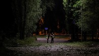 Sejumlah polisi berjaga di lokasi serangan rudal Rusia, di tengah serangan Rusia terhadap Ukraina, di Kyiv, Ukraina, 16 Juli 2026. Sebagian rudal berhasil dicegat sistem pertahanan udara, namun sejumlah proyektil tetap menghantam target di darat, menyebabkan kerusakan pada gudang, fasilitas pendidikan, serta bangunan lainnya. Foto: REUTERS/Gleb Garanich