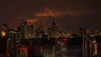 Menurut Angkatan Udara Ukraina, gelombang serangan Rusia sebelumnya juga melibatkan rudal balistik dan pesawat nirawak yang menyasar berbagai lokasi di Kyiv. Foto: REUTERS/Gleb Garanich