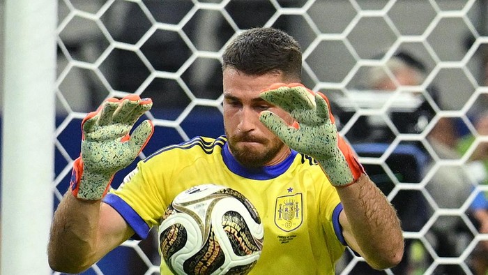 Soccer Football - FIFA World Cup 2026 - Semi Final - France v Spain - Dallas Stadium, Arlington, Texas, U.S. - July 14, 2026 Spains Unai Simon in action IMAGN IMAGES via Reuters/Jerome Miron