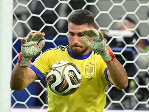 Bursa Transfer Musim Panas, Juventus Bidik Unai Simon