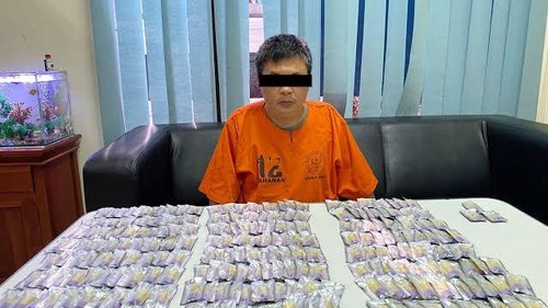Rusli Wisanto dan barang bukti Vape mengandung narkotika jenis etomidate. Dokumentasi BNN Provinsi Bali